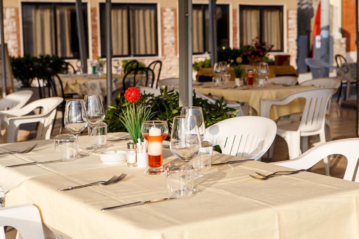 Hotel Ristorante Il Gabbiano Чечина Екстериор снимка