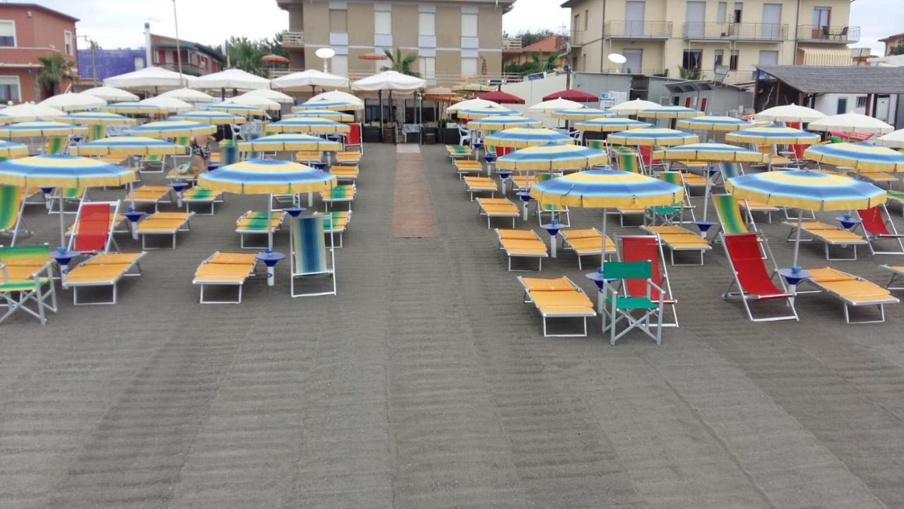 Hotel Ristorante Il Gabbiano Чечина Екстериор снимка