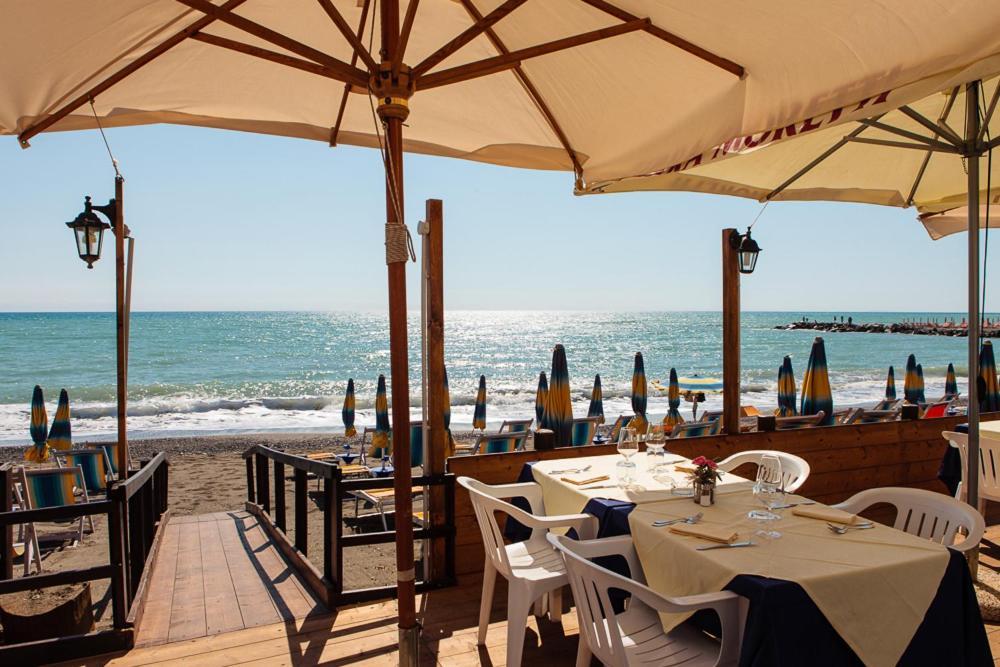 Hotel Ristorante Il Gabbiano Чечина Екстериор снимка